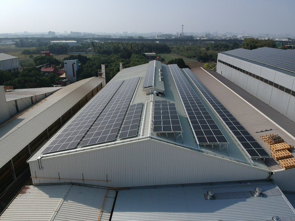 本案場屋頂屬於南北面，由於日照因素，北面採架高設計，南面則是平舖，使太陽能板能充分吸收太陽光