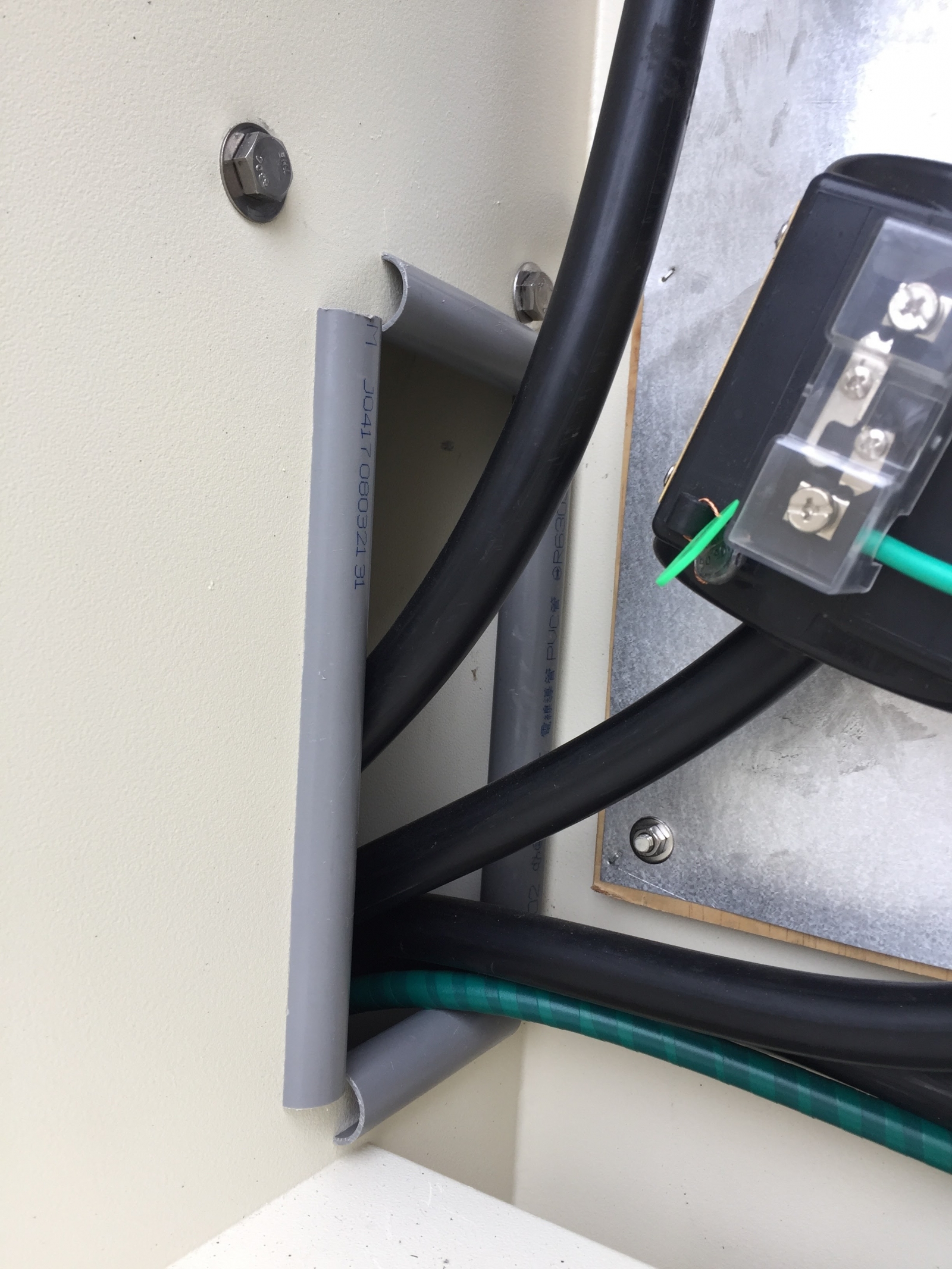 線纜保護措施完善，預防任何可能漏電的狀況 