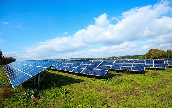 太陽能發電如何幫助環境?-太陽能為再生能源，其每度電的碳足跡約為 35g 的二氧化碳。而在台灣，燃煤發電每發 1 度電就會產生約 528g 的二氧化碳，因此，用太陽能代替燃煤發電可以減少溫室氣體的產生，就能減緩全球暖化