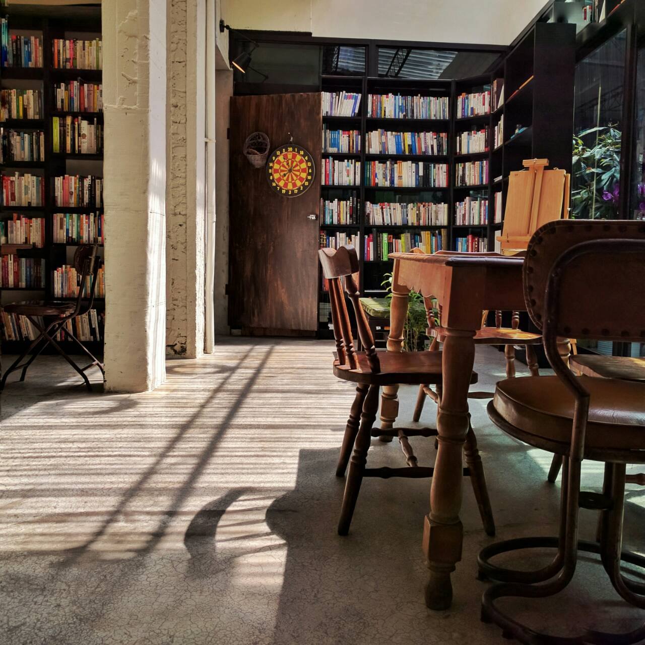 藝風巷的室內書牆，晴天時陽光灑落，作為閱讀空間再適合不過。(Source:藝風巷)
