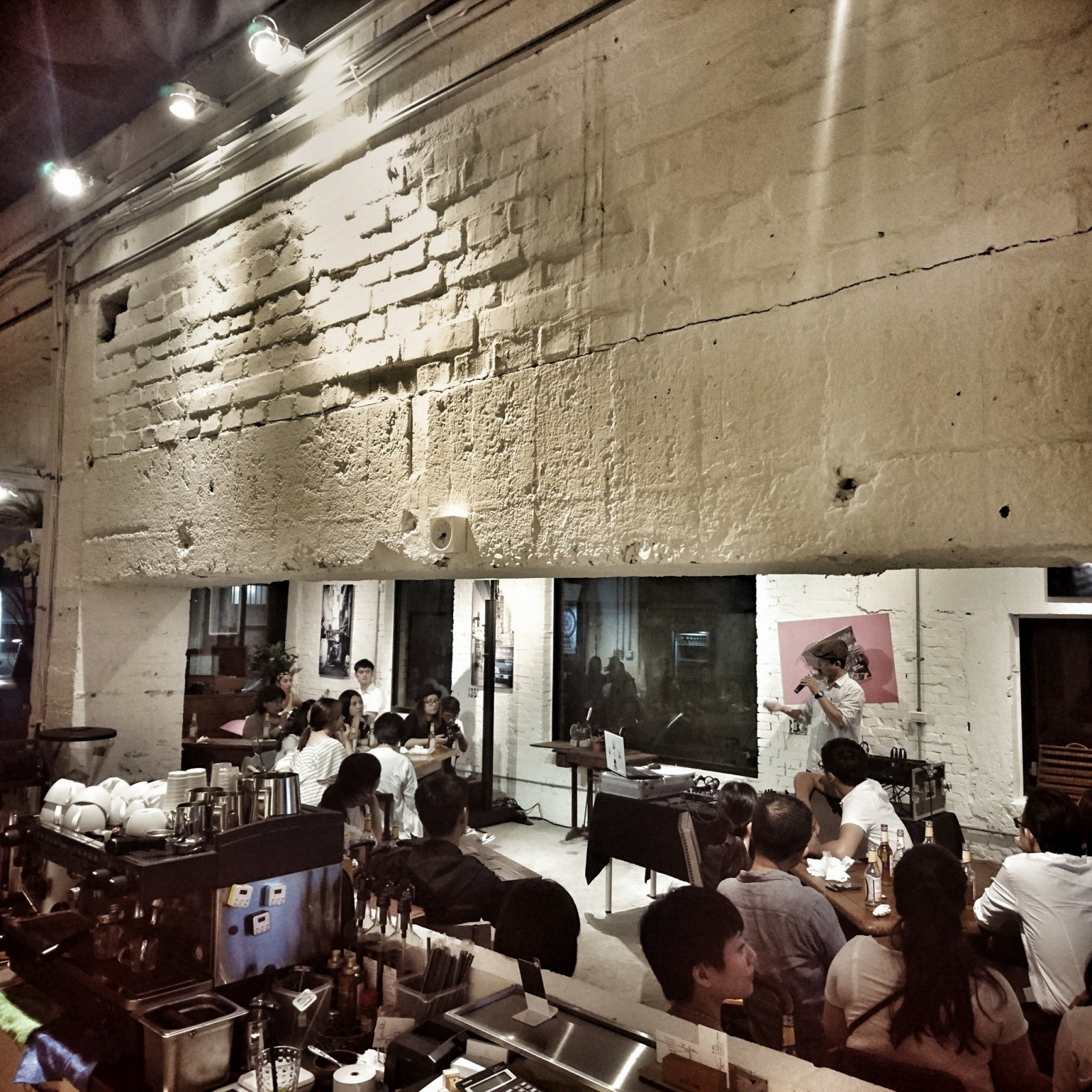 咖啡館加上藝文表演空間的複合式場地。(Source:藝風巷)