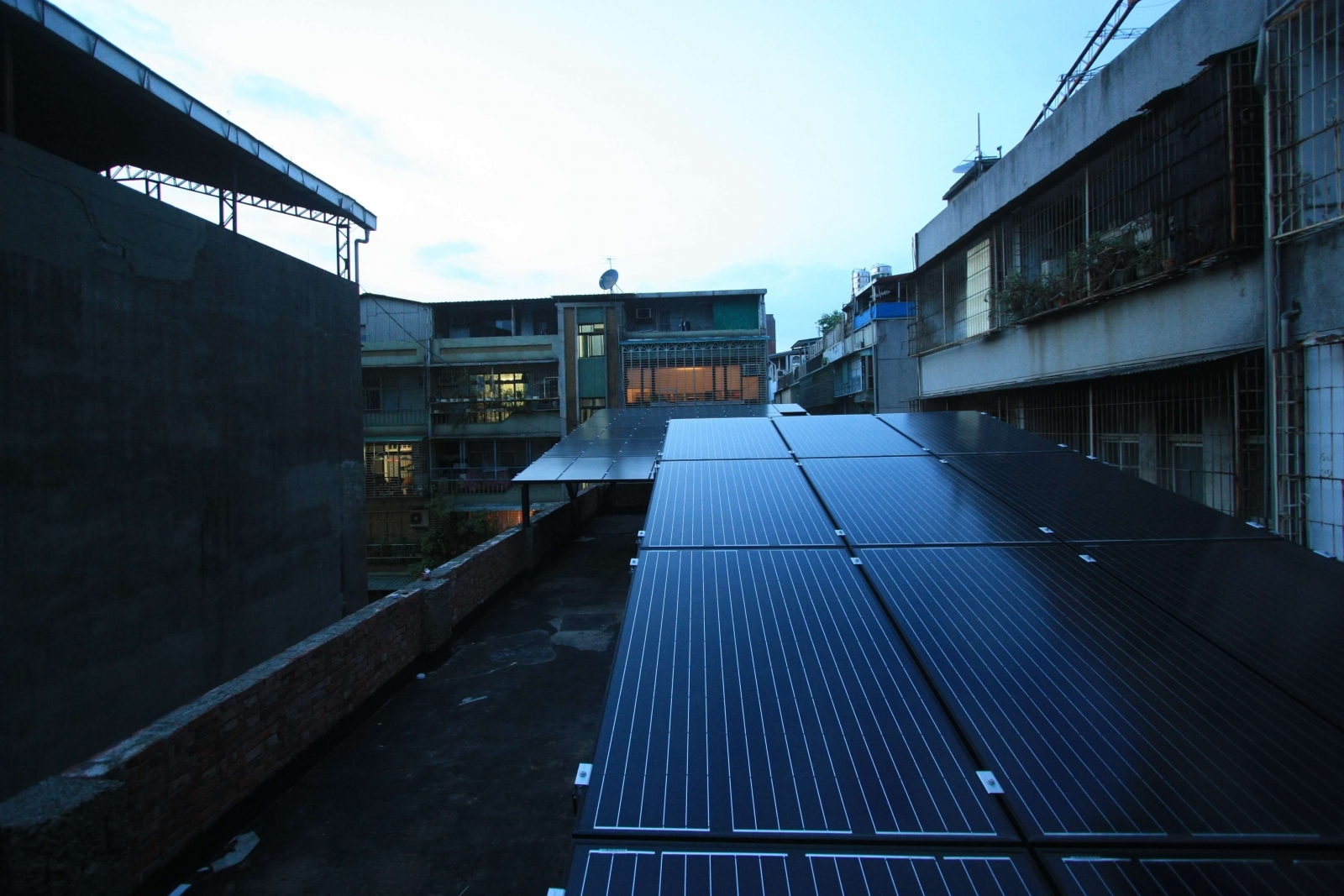 屋頂太陽能板依遮蔭及電力系統狀況分成兩區設計