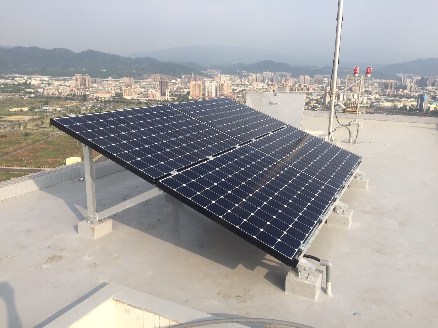 完工 - 屋頂的太陽能板，容量1.2kwp